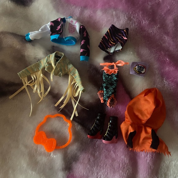 Three new monster high dolls with accessories - Picture 4 of 4